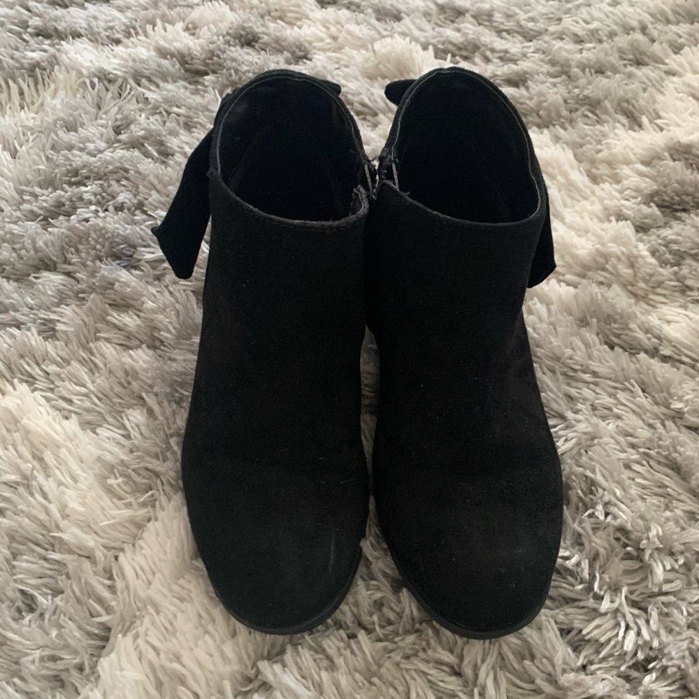 BIG GIRLS NINE WEST BLACK VELVET BOOTIES SZ 2